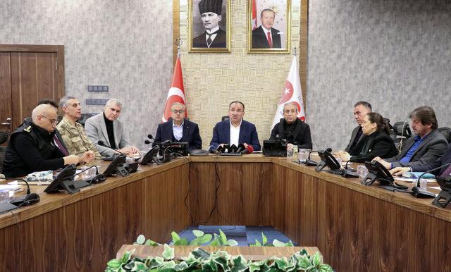 AA-20230216-30328988-30328987-ADALET_BAKANI_BOZDAG_DEPREMLERDEN_ETKILENEN_DIYARBAKIRDA