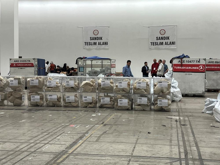 Ankara’ya getirilen yurt dışı oyları 5 kilitli çelik kapıyla korunuyor - Resim : 1