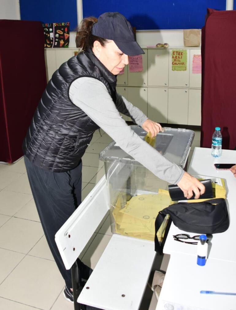 Ünlü isimler oylarını kullanıyor Sezen Aksu mührü bırakmayı unuttu
