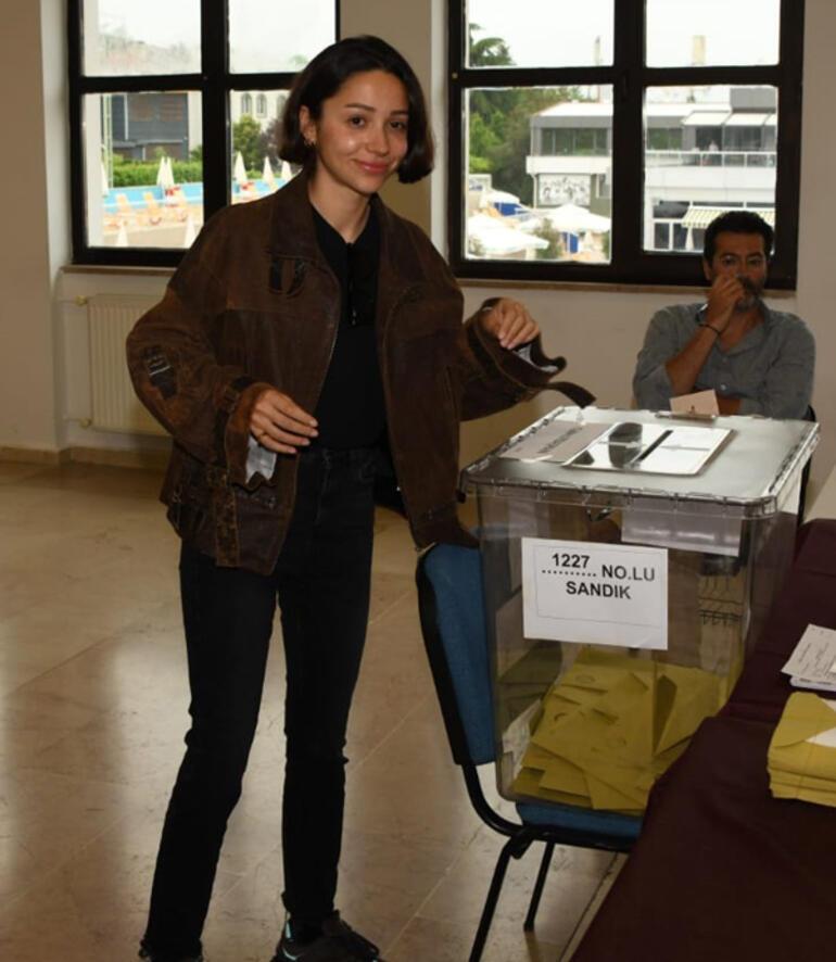 Ünlü isimler oylarını kullanıyor Sezen Aksu mührü bırakmayı unuttu
