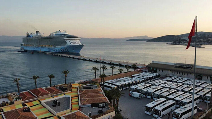 Kuşadası'na dev kruvaziyerle 4 bin 200 turist geldi
