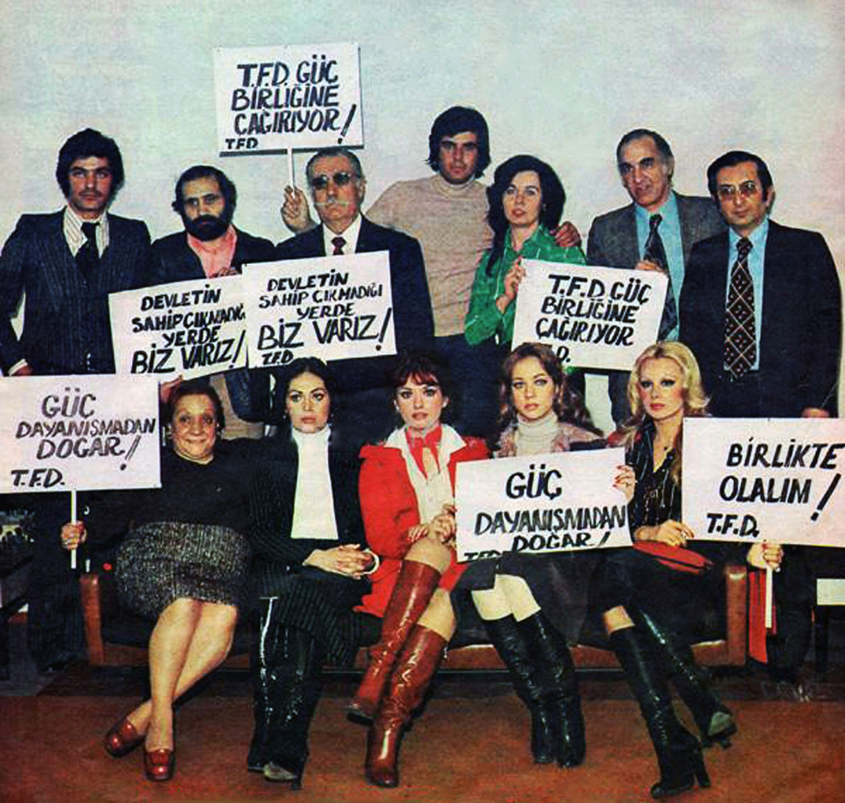  Yeşil&ccedil;am&rsquo;ın set iş&ccedil;isi oyuncusu, kameramanı, y&ouml;netmeni ve yapımcısını bir &ccedil;atı altında toplamayı hedefleyen T&uuml;rk Filmciler Derneği, İstanbul Saray Sineması&rsquo;nda &ldquo;G&uuml;&ccedil;birliği&rdquo; toplantısı yaptı. Toplantıya 1500' yakın sinemacı katıldı.
