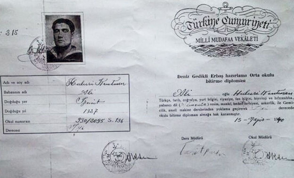 Hulusi Kentmen, Emekli olduğu 1961'e kadar astsubay olarak hizmette bulunacağı T&uuml;rk Deniz Kuvvetleri'nde g&ouml;rev yaptı.&nbsp;