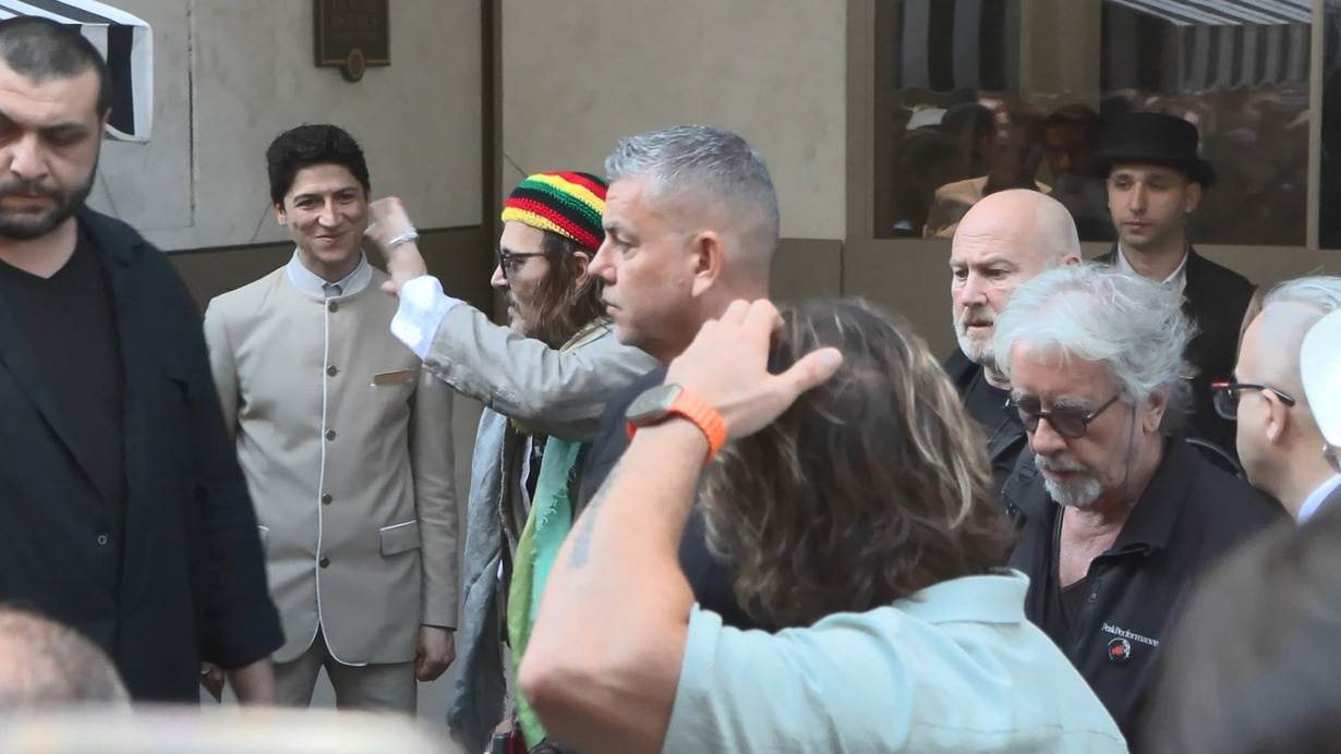 Johnny Depp İstanbul'da hayranlarıyla buluştu
