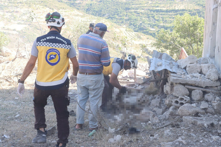 Rus uçakları Lazkiye'ye saldırdı: 2 ölü