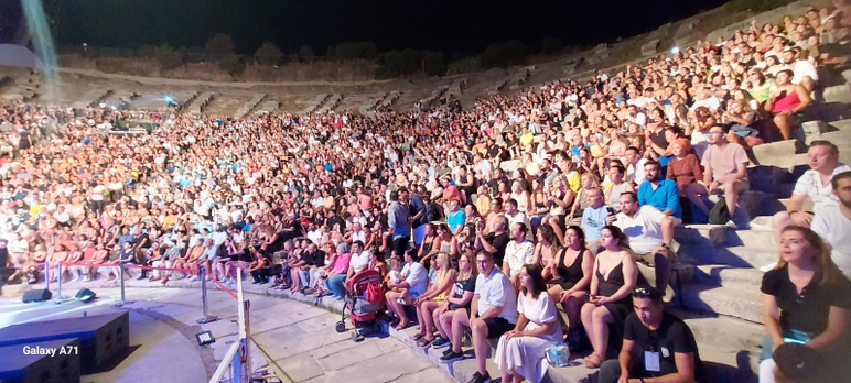 Bodrum'da Hakan Altun izdihamı... “Arabesk şarkı dinleyelim ama arabesk yaşamayalım” - Resim : 1